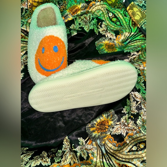 Smiley slippers - Picture 3 of 3